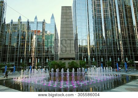 Pittsburgh,pa/usa - 7-31-2017: The Fountain At Ppg Place In Downtown Pittsburgh Pa