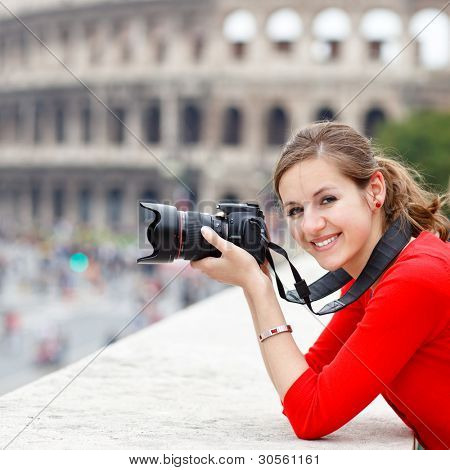 Retrato de um bonito jovem turista tirar fotografias enquanto passeia em Roma, Itália (com mestres