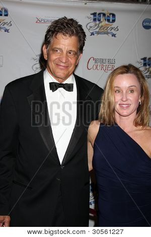 LOS ANGELES - 26 feb: Ed Marinaro มาถึงที่ 