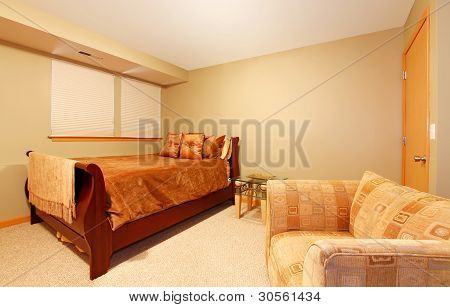Chambre d'hôtes niveau de sous-sol simple avec chaise.