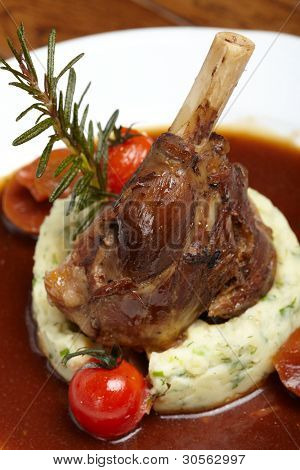 Codillo asado de cerdo con salsa