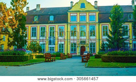 Europe Poland January 1.2019: Palace In Polna - Beautiful Palace Garden - A Place To Stroll - Januar