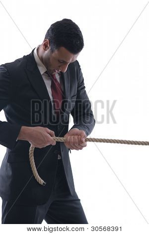 Zakenman trekken en bond vastgebonden met touw concept geïsoleerd op een witte achtergrond in studio