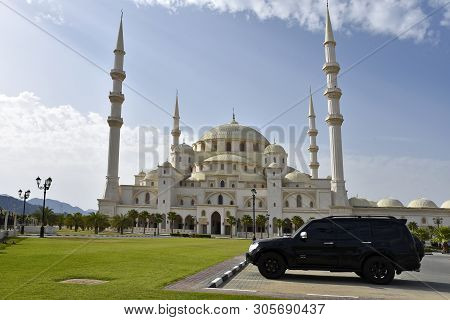 Grand Sheikh Zayed Mosque, Fujairah, United Arab Emirates, June 4, 2019. Black Mitsubishi Pajero And