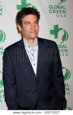 LOS ANGELES - FEB 22: Josh Radnor dorazí na globální zelený USA Pre-Oscar Party v Avalon na Fe