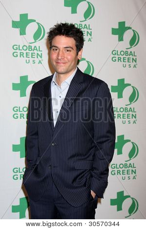 LOS ANGELES - FEB 22: Josh Radnor dorazí na globální zelený USA Pre-Oscar Party v Avalon na Fe