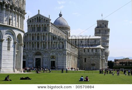 PISA, ITÁLIE - CCA DUBEN 2009. TURISTÉ NAVŠTÍVIT SLAVNOU VĚŽ V PISE.