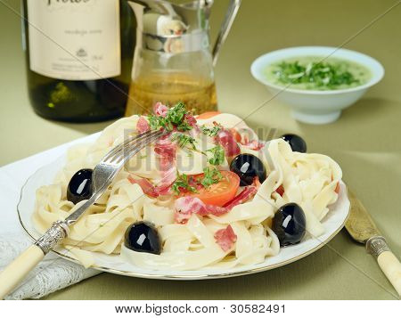 Pasta italiana con Hamon e salsa al Pesto