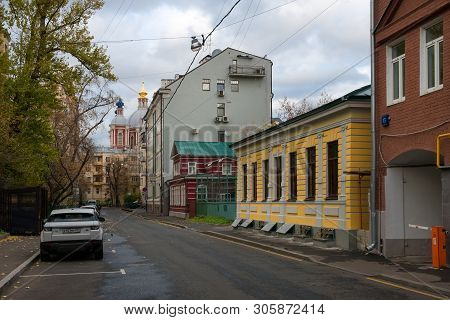 Moscow - October 27, 2018: View Of The Golikovsky Lane In The City Center On An Autumn Morning