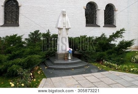Moscow - October 27, 2018: Marble Statue Of The Founder Of The Marfo-mariinsky Convent Of Mercy Of G