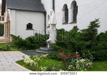 Moscow - October 27, 2018: Marble Statue Of The Founder Of The Marfo-mariinsky Convent Of Mercy Of G