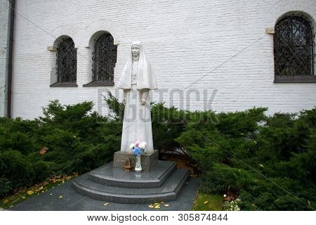 Moscow - October 27, 2018: Marble Statue Of The Founder Of The Marfo-mariinsky Convent Of Mercy Of G