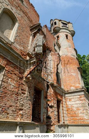 Runowo Krajenskie, Kujawsko Pomorskie / Poland - June 11, 2019: Ruins Of An Old Estate. Ruined Mansi