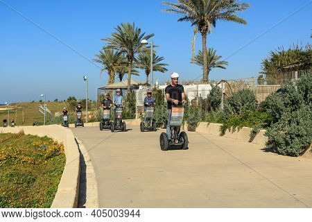 Tel Aviv, Israel - December 28, 2015: Tourists In Park Near Sea In Tel Aviv Jaffo