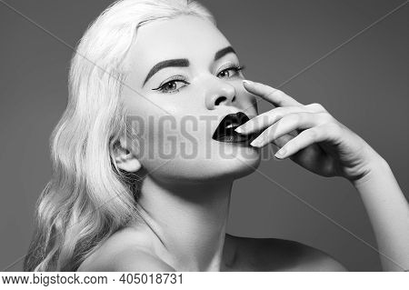 Beautiful Young Sexy Woman With Vintage Make-up, Hairstyle. Pin-up With Red Lips. American Diva Styl
