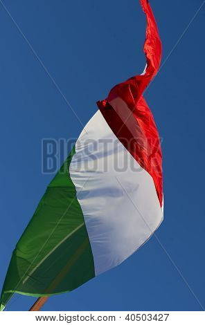 Drapeau italien dans le vent
