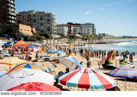Sydney, Australia 2021-01-26 Extremely Overcrowded Cronulla Beach On Australia Day. Umbrellas On The