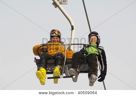 Spostare su Ski-lift. Ridere bambini godendo