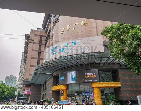 Guangzhou/china-25 Aug 2019:unacquainted People Shopping In Onelike Or Wangling Department Store At 