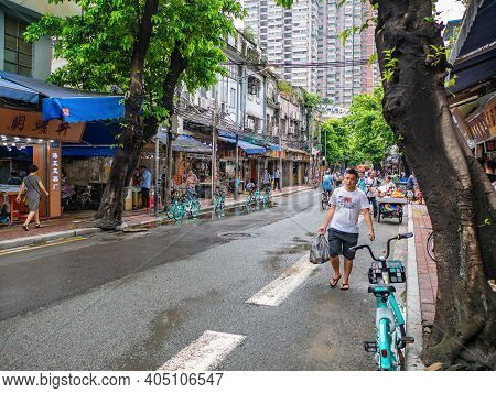 Guangzhou/china-26 Aug 2019:unacquainted People Walking On Yide Road Wholesale Marke At Guangzhou Ch