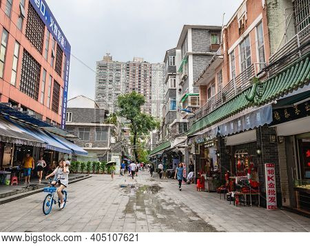 Guangzhou/china-26 Aug 2019:unacquainted People Walking In Hualin Jade Street Market In Guangzhou Ci