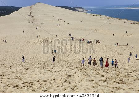 PYLA SUR MER, FRANCE - 8 août : Les gens visite de la célèbre dune du Pyla, la plus haute dune de sable d'E