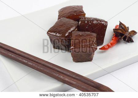赤い角煮豚