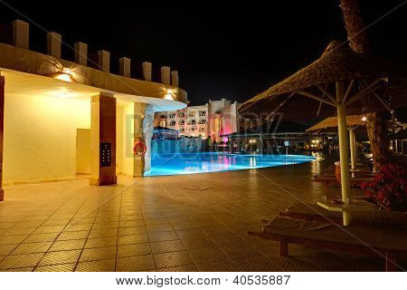 Basen w luksusowym hotelu w nocy oświetlenie, Hurghada, Egipt