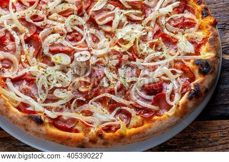 Peperone pizza with onion and olive oil