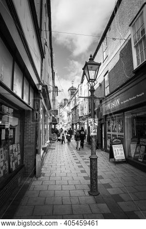 Devizes, Wiltshire, Uk, August 25 2020. Alley Leading Away From The Town Square. Devizes, England, U