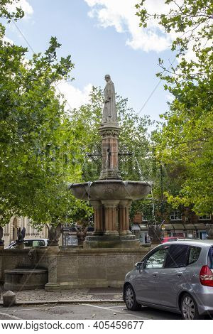 Devizes, Wiltshire, Uk, August 25 2020. The Town Square With The Market Place Statue Fountain Of The