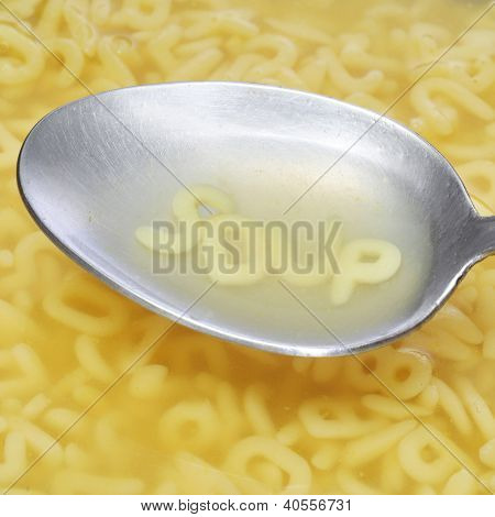 알파벳 파스타 편지 단어 국물 한 숟가락에 형성