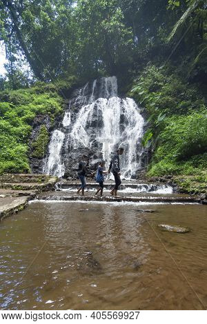 Batu City, Indonesia. November 2020. The Family Is Enjoying The Freshness Of The Watu Lumpang Waterf