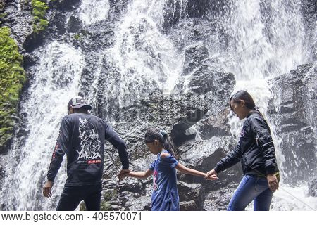 Batu City, Indonesia. November 2020. The Family Is Enjoying The Freshness Of The Watu Lumpang Waterf