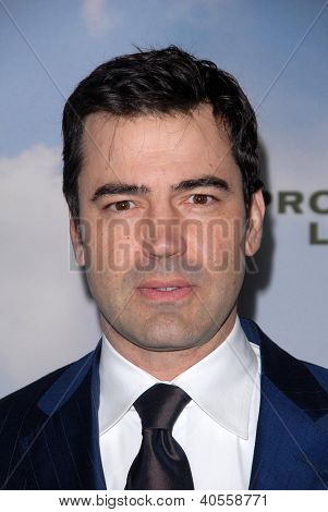 LOS ANGELES - joulu 6: Ron Livingston saapuu luvattuun maahan ensi-ilta on johtajien A-kilta