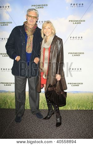 LOS ANGELES - DEC-6: Michael Nouri, Julie Dench kommen bei der Premiere von 