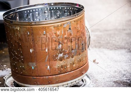 The Inner Washing Tank Is Made Of Stainless Steel, With Dirt From The Usage, Brown In The Surroundin