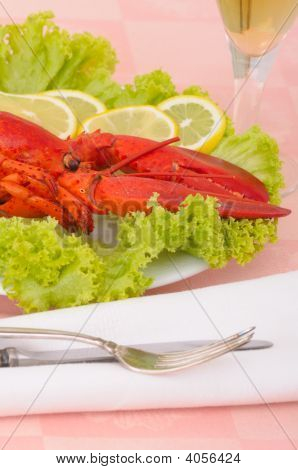 Hummer middag serveres på Plater med citron
