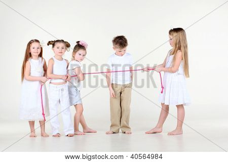 흰 옷에 4 명의 작은 여자 핑크 로프를 통해 그리고 소년이 밧줄에 보인다.