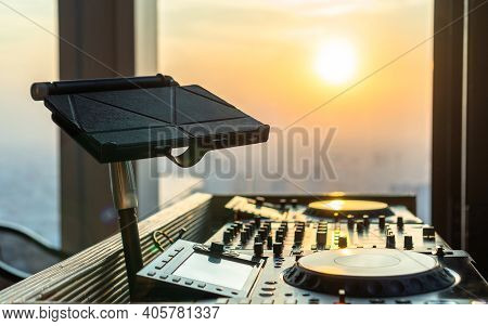 Dj Disc Jockey Controller For Rooftop Party, Luxury Restaurant Dinner And Night Club House Audio Ent
