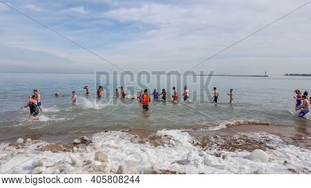 Chicago, Il January 30, 2016, People Running Into And Out Of The Frigid Freezing Cold Water Of Lake 