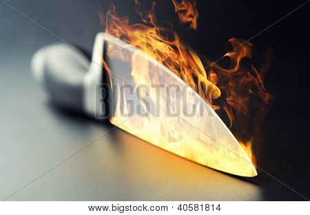 Primer plano de la quema de cuchillo de cocina profesional