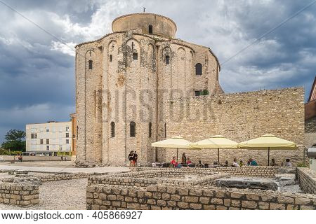 Zadar, Croatia, July 2019 Tourists Relaxing In Shade Of St. Donata, Circular Church In Early Romanes