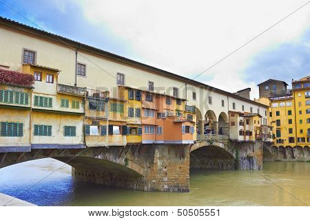 Flornce, Arno River And Famous Ponte Vecchio