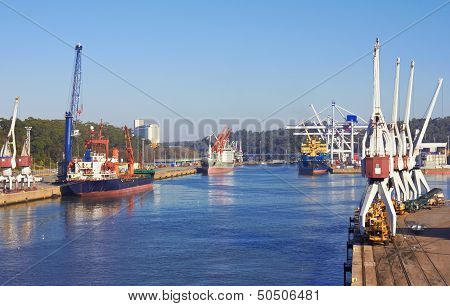 Port Craines And Large Ships