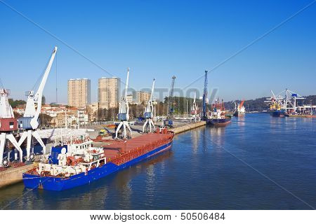 Port Craines And Large Ships