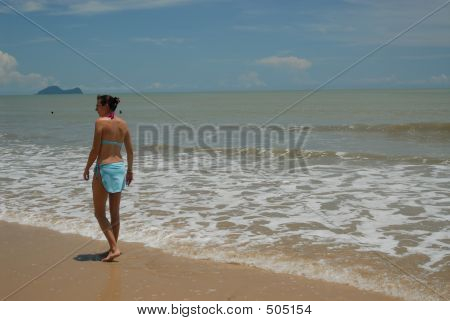 Archivio fotografico della bella donna bruna alta sulla spiaggia della