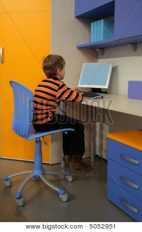 Boy al Computer nella stanza dei bambini