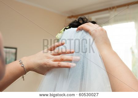 dressing the wedding veil