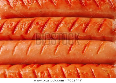 Salsichas de carne grelhada sobre branco